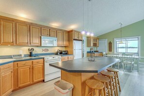 ثلاجة، ميكروويف، فرن، موقد طهي مسطح