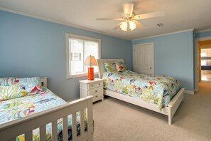 سرير سفر وواي فاي وملاءات أسرّة