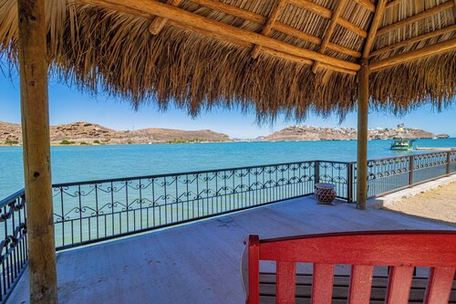 Ocean front casa! Amazing views, jump into the water! Central location w/ wifi!