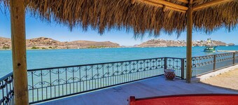 Ocean front casa! Amazing views, jump into the water! Central location w/ wifi!