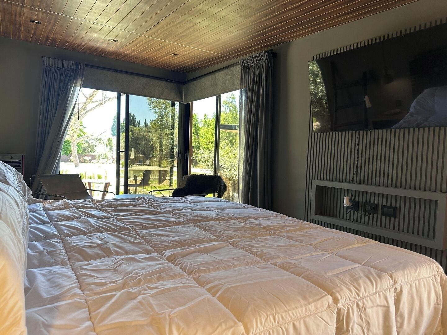 Iron/ironing board, travel crib, WiFi, bed sheets