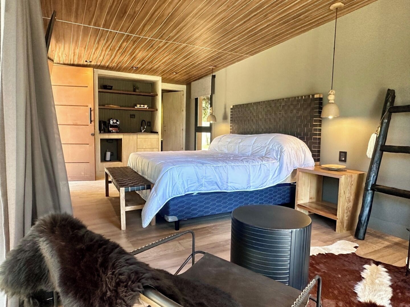 Tabla de planchar con plancha, cuna de viaje, wifi y ropa de cama 