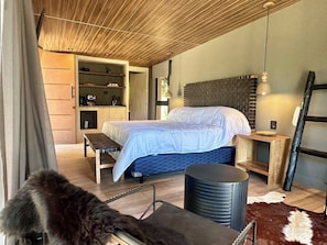 Tabla de planchar con plancha, cuna de viaje, wifi y ropa de cama