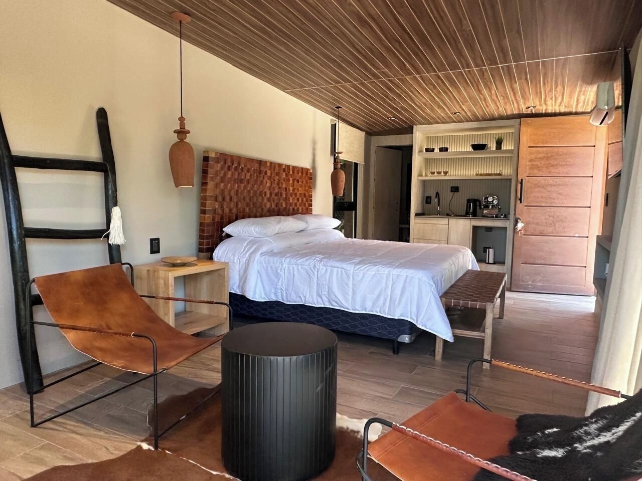 Tabla de planchar con plancha, cuna de viaje, wifi y ropa de cama 