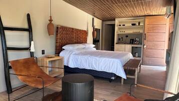 Tabla de planchar con plancha, cuna de viaje, wifi y ropa de cama