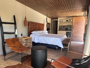 Tabla de planchar con plancha, cuna de viaje, wifi y ropa de cama 