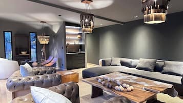 Smart TV, lareira, livros