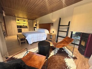 Tabla de planchar con plancha, cuna de viaje, wifi y ropa de cama 