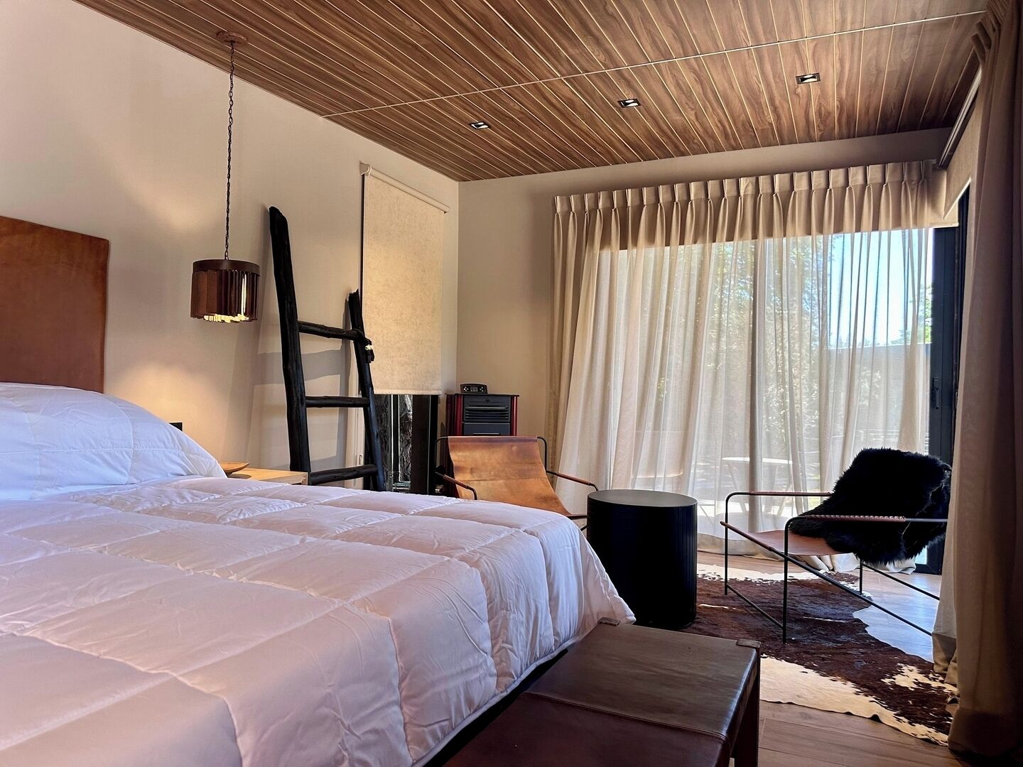 Iron/ironing board, travel crib, WiFi, bed sheets