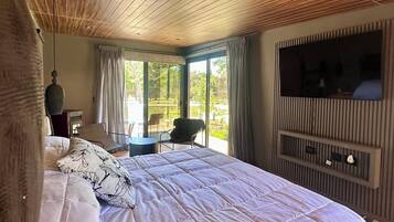 Tabla de planchar con plancha, cuna de viaje, wifi y ropa de cama