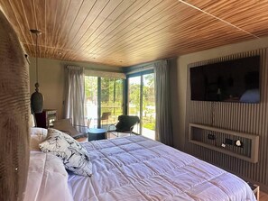 Tabla de planchar con plancha, cuna de viaje, wifi y ropa de cama 