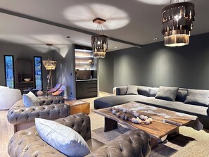 Smart TV, chimenea, libros