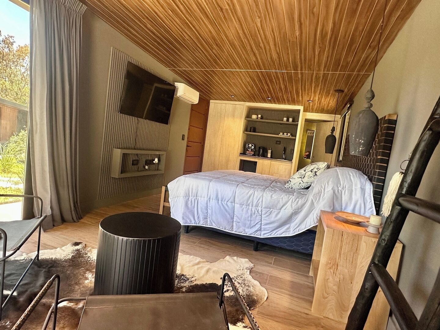 Tabla de planchar con plancha, cuna de viaje, wifi y ropa de cama 