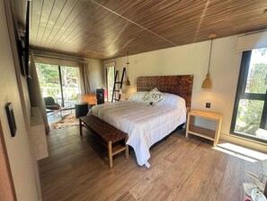 Tabla de planchar con plancha, cuna de viaje, wifi y ropa de cama 