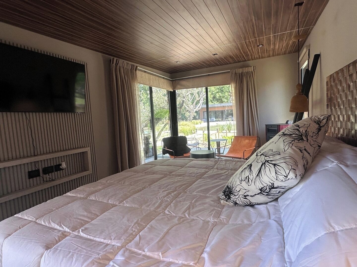 Iron/ironing board, travel crib, WiFi, bed sheets