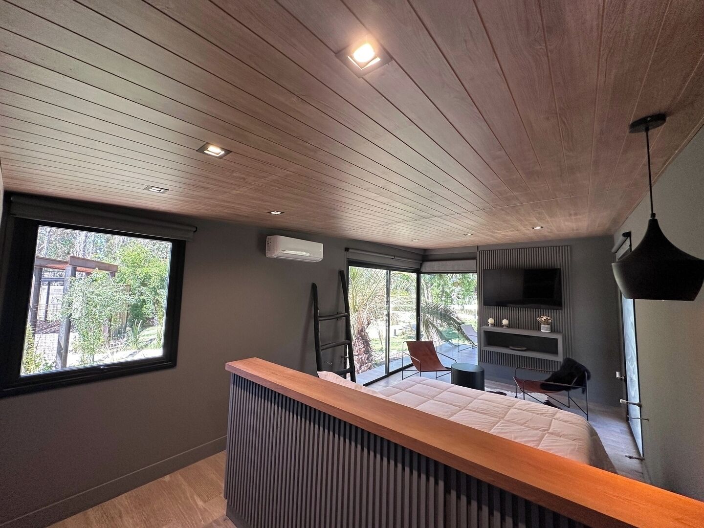 Ferros/tábuas de passar roupa, berço de viagem, Wi-Fi, roupa de cama