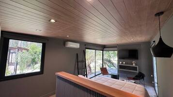 Ferros/tábuas de passar roupa, berço de viagem, Wi-Fi, roupa de cama