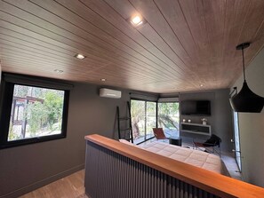 Tabla de planchar con plancha, cuna de viaje, wifi y ropa de cama 