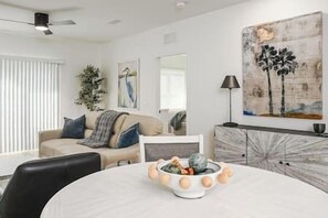 Una televisión, una chimenea