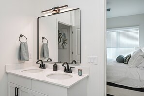 Regadera, secadora de cabello, toallas, jabón 