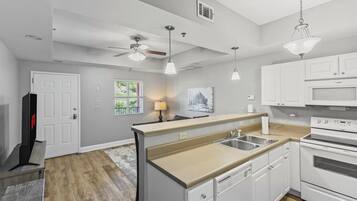 Micro-ondes, four, plaque de cuisson, lave-vaisselle