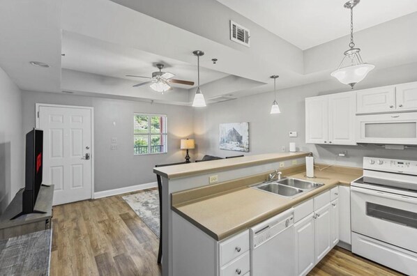 Microondas, horno, parrilla de estufa y lavavajillas 