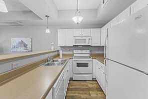 Microondas, horno, parrilla de estufa y lavavajillas 