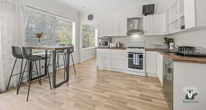 KozyGuru | Erina | Sunny Coastal Escape + Parking