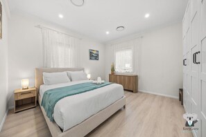 Tabla de planchar con plancha, wifi y ropa de cama 