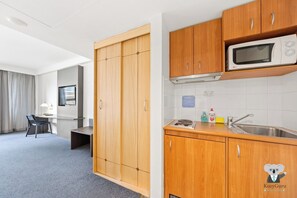 Køleskab, mikrobølgeovn, kogeplade, brødrister