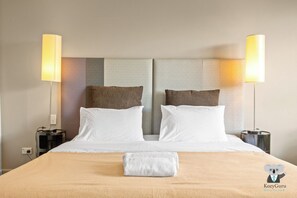 Tabla de planchar con plancha y ropa de cama 