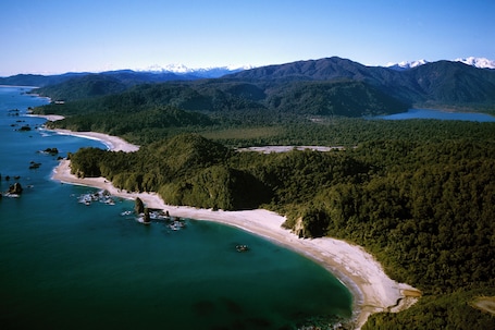Front of property. Wilderness Lodge Lake Moeraki