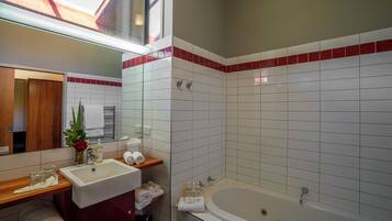 Huone, jokinäköala | Kylpyhuone | Hiustenkuivaaja, pyyhkeet