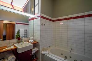 Huone, jokinäköala | Kylpyhuone | Hiustenkuivaaja, pyyhkeet