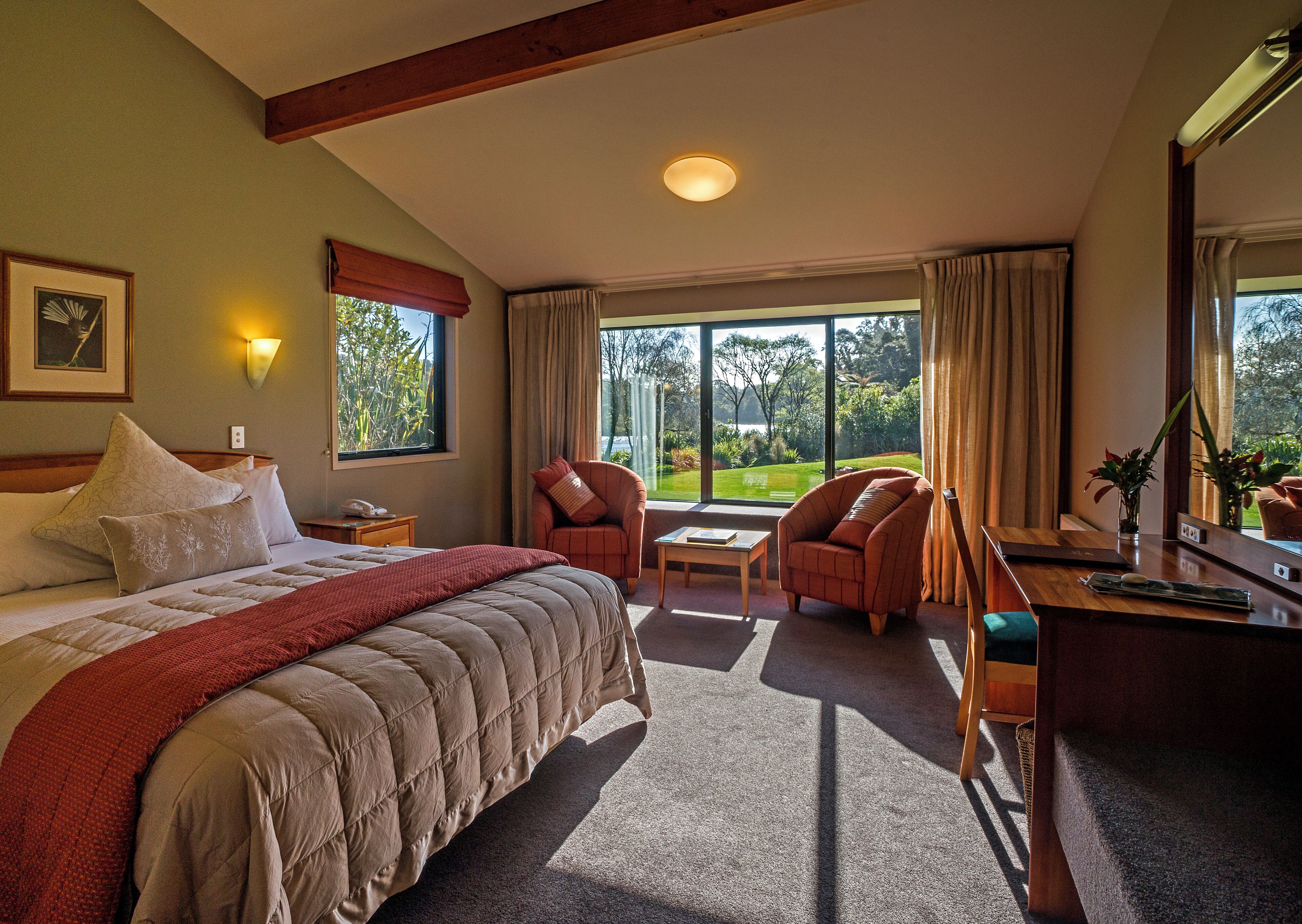 Zimmer, Talblick | Schreibtisch, Bügeleisen/Bügelbrett, kostenloses WLAN