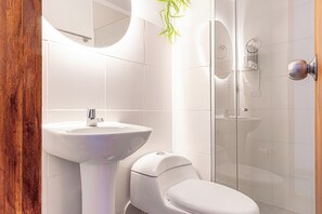 Shower, hair dryer, towels, soap - Modern 3BR + Rooftop Pool & Jacuzzi (Cartagena de Indias)