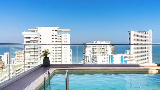 A rooftop pool with a clear view of the city skyline and the ocean. - Modern 3BR + Rooftop Pool & Jacuzzi (Cartagena de Indias)