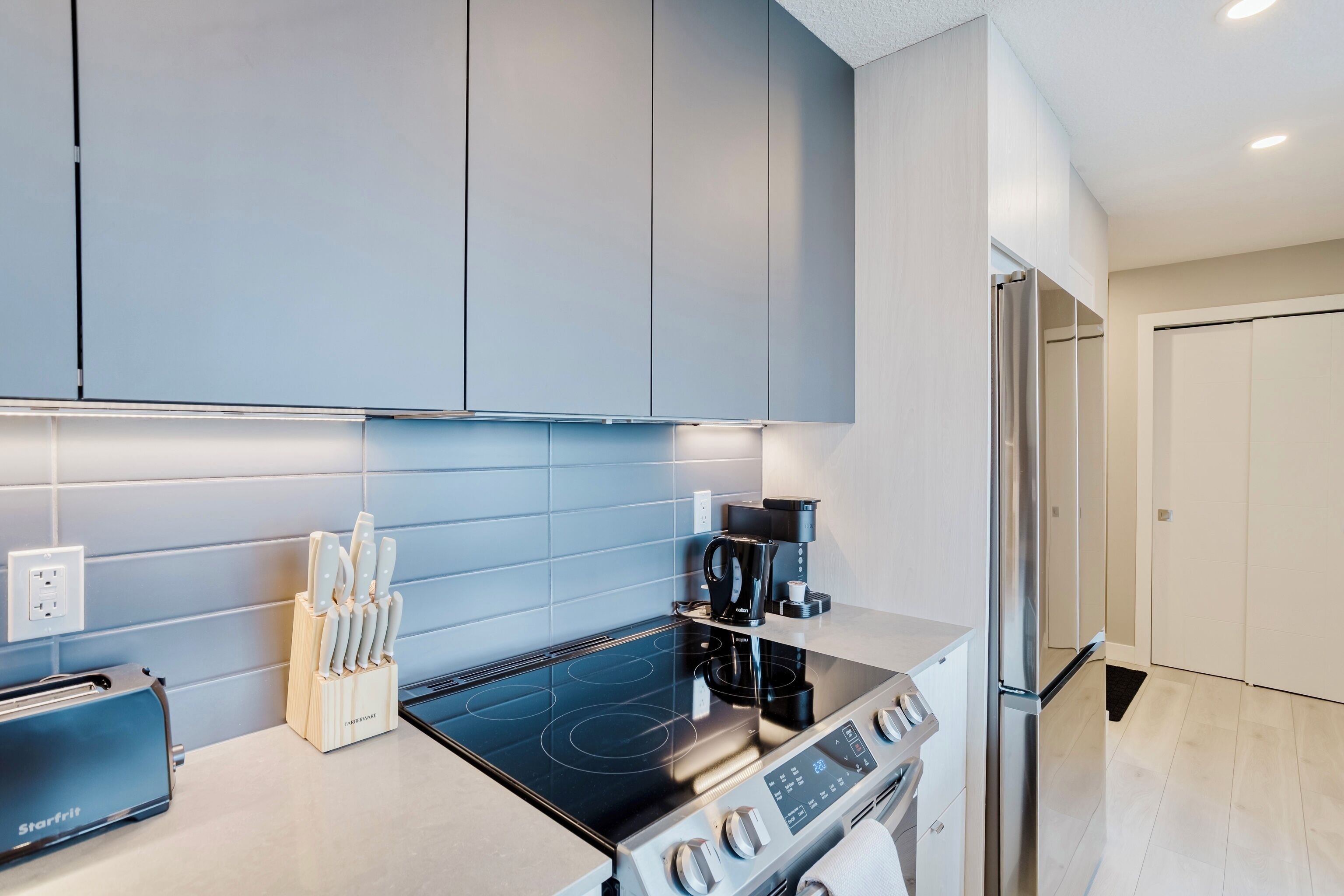 Microondas, horno, parrilla de estufa y lavavajillas 