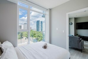 Tabla de planchar con plancha, wifi y ropa de cama 