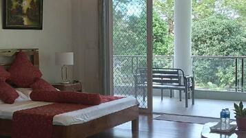 Kamar, 1 kamar tidur, balkon, pemandangan kebun | Ruang keluarga