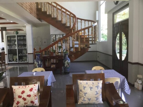 Room, 1 Bedroom, Balcony, Garden View | Living room