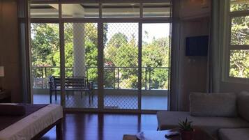 Kamar, 1 kamar tidur, balkon, pemandangan kebun | Ruang keluarga