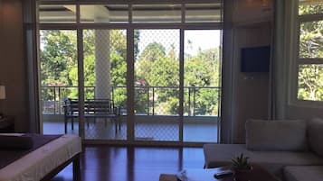 Room, 1 Bedroom, Balcony, Garden View | Living room