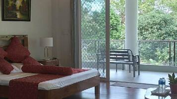 Room, 1 Bedroom, Balcony, Garden View | Living room