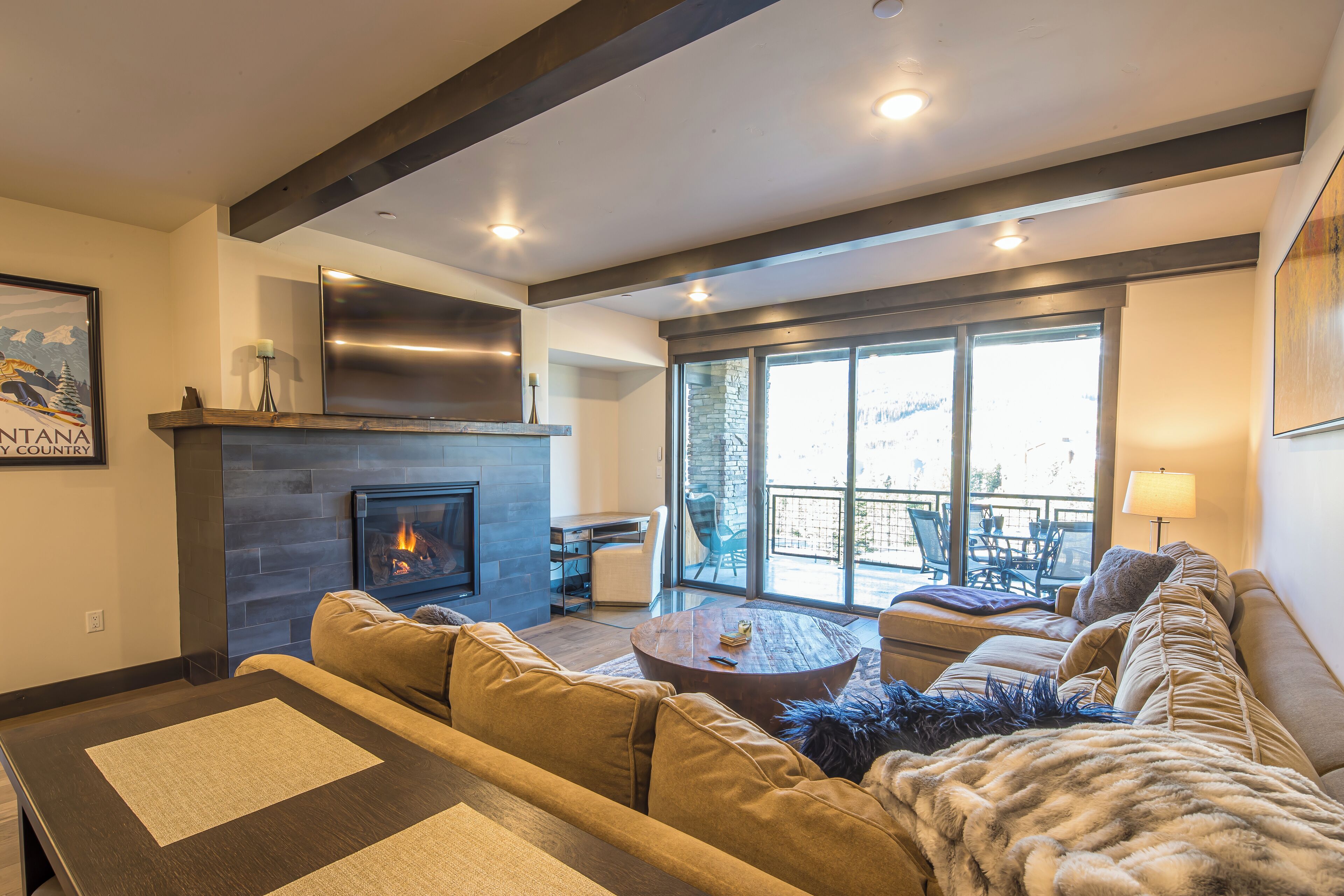 Una televisión, una chimenea