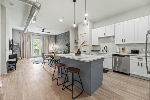 Seasonal Discount 1 BR , FREE Parking , Near AAC , Design District
