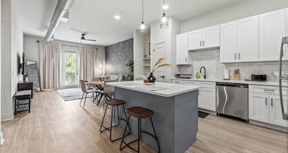 Seasonal Discount 1 BR , FREE Parking , Near AAC , Design District