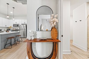 Een microgolfoven, een oven, een kookplaat, een vaatwasser