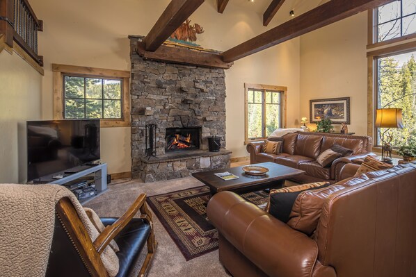 Smart TV, chimenea y oficina 