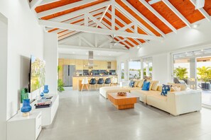 Smart TV, books - Dream 4BRVilla~Large Pool~Close2Beach~BBQ~Golf~Gym (Noord)